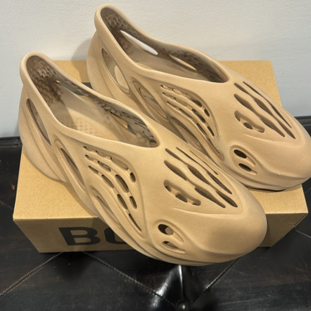 Yeezy Foam RNNR - Picture 2 of 5